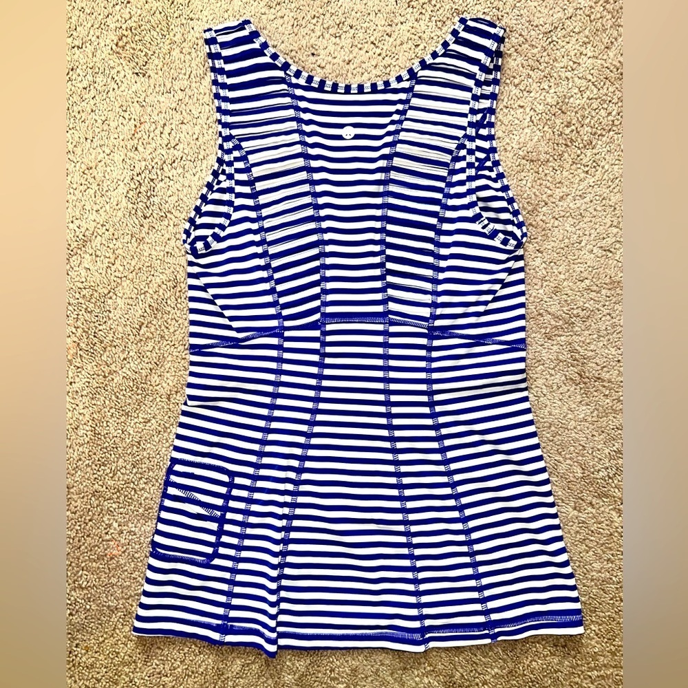 LULULEMON STRIPPED WHITE AND BLUE COLOR SIZE 6 PTP 15” EUC